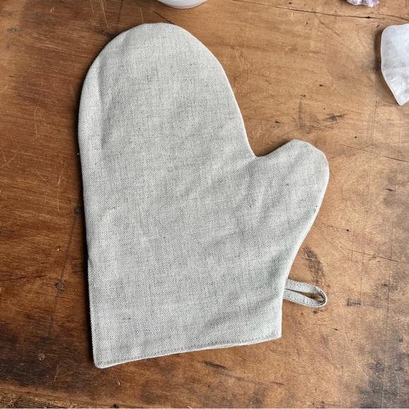 Handcrafted vintage Hungarian Silk Hand Embroidered Oven Mitt Wall Hanging - Picture 4 of 5